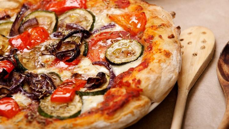Sebzeli pizza nasıl yapılır? Evde sebzeli pizza yapımı için olay tarifi
