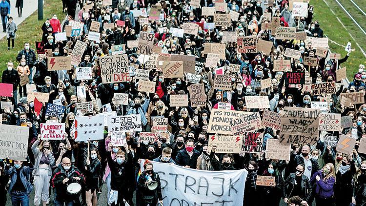 Polonya’da kadınlar kürtaj hakkı için ayaklandı: ‘Kızkardeşlerim, birleşmeliyiz! Ataerkilliğin sonu geldi, dünyayı yönetme sırası bizde’