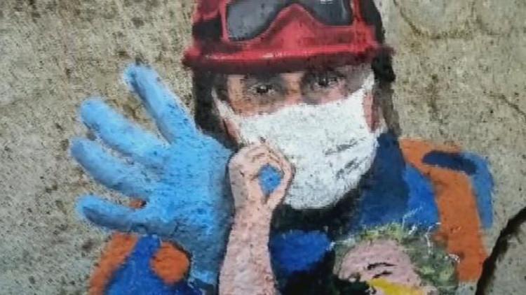 Minik Elif'in enkazdan kurtarılış anını, duvara resmetti