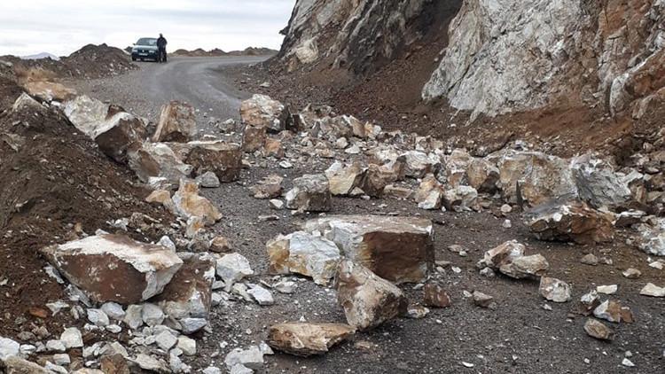 Şiddetli yağış kaya parçalarını kopardı