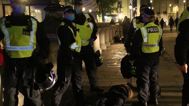 İngiltere'de karantina olaylı başladı: 104 kişi gözaltına alındı!