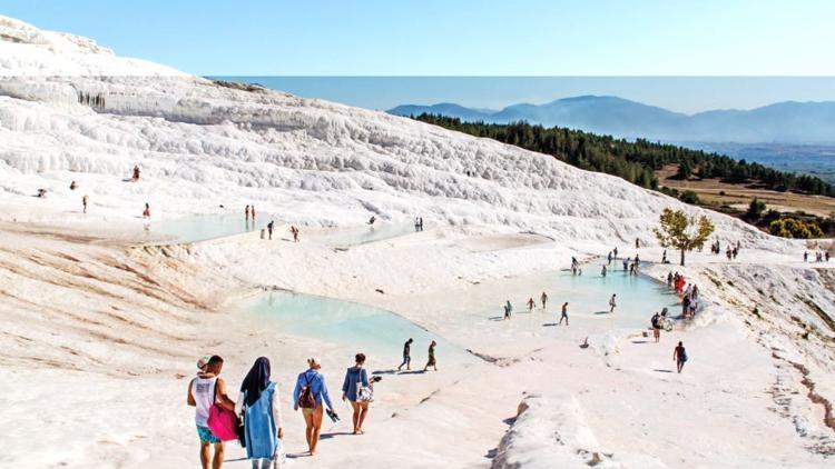 Türkiye’nin dünyadaki simgelerinden biri: Pamukkale... Mucizevi ve şifalı bir tarih masalı