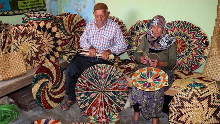Buğday saplarını 61 yıldır sanata dönüştürüyorlar