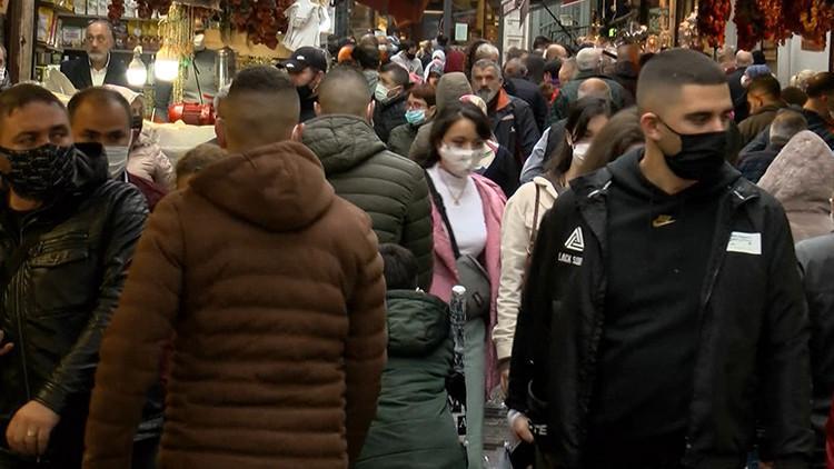 Mısır Çarşısı'nda dikkat çeken kalabalık! Dronla koronavirüs uyarısı yapıldı...