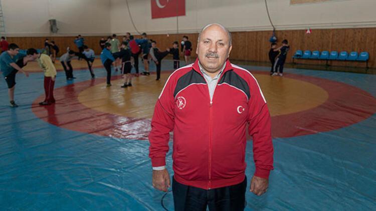 Güreş milli takımının eski antrenörlerinden Reşit Karabacak'ın koronavirüs testi pozitif çıktı