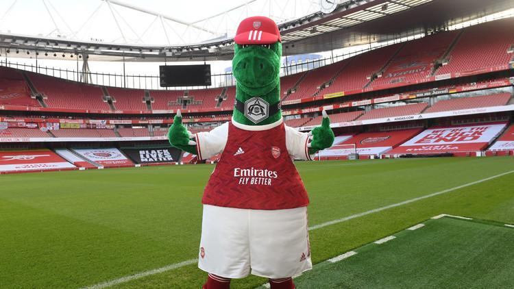 Arsenal'ın maskotu Gunnersaurus geri döndü