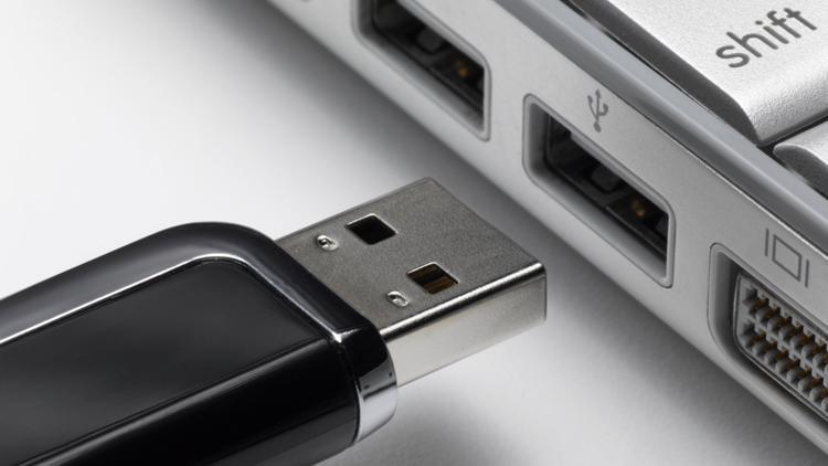 eBay'de satılan USB hafızalarda başkalarının bilgileri var