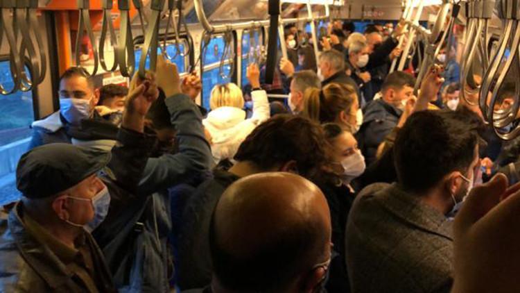 Metroda sabah akşam "sosyal mesafesiz" yolculuk
