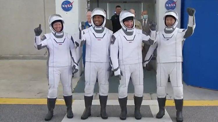 NASA SpaceX roketini altı aylık görev için dört astronotla fırlattı