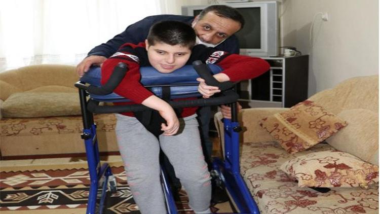 Babasının sırtında taşıdığı Bulut, hayalini kurduğu yürütece kavuştu