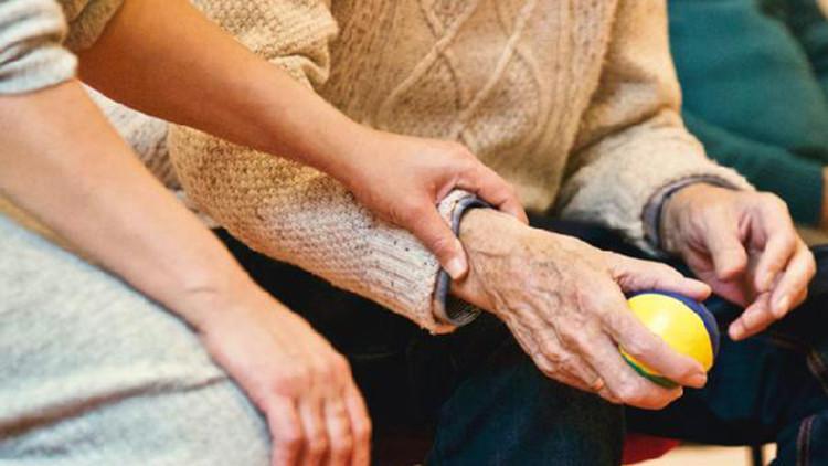 "Alzheimer’ı yavaşlatmanın bir diğer yolu hasta yakınından geçiyor"