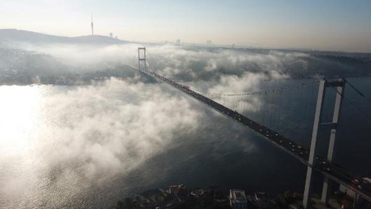 İstanbul Boğazı'na çöken sis havadan görüntülendi