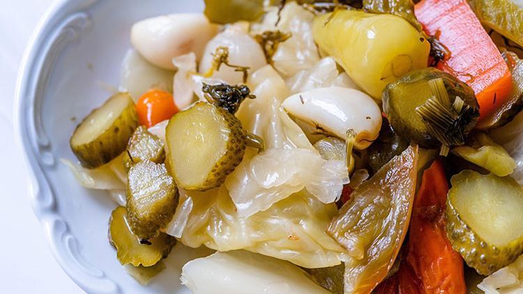 Kansere karşı kalkan oluyor... Uzmanı evde turşu yapımının püf noktalarını anlattı