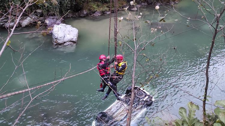 Rize'de hafif ticari araç, dereye uçtu... 1 kişi hayatını kaybetti