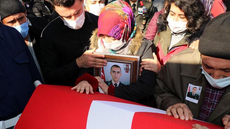 Şehit Teğmeni 2,5 aylık eşi gözyaşlarıyla uğurladı