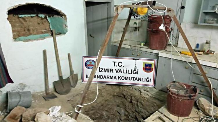 Bergama'da evde kaçak kazı yapan 6 kişiye suçüstü