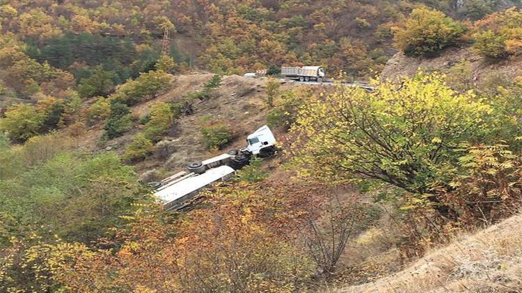 Artvin'de şarampole devrilen tankerin sürücüsü, yaralandı