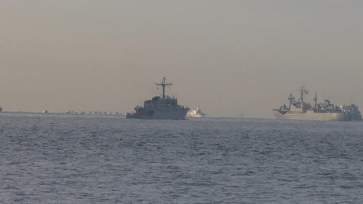 İstanbul'da dikkat çeken görüntü... NATO gemileri peş peşe Boğaz'dan geçti
