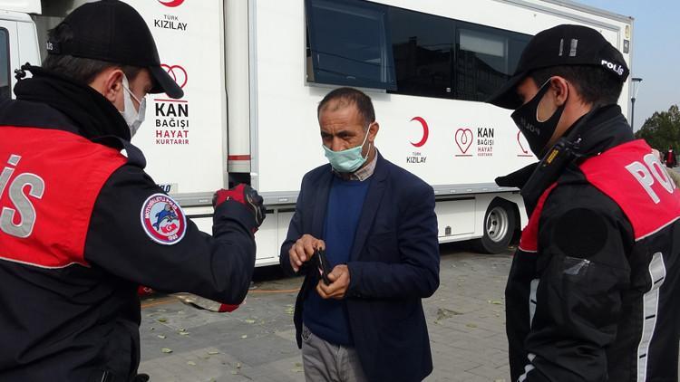 Bursa'da meydanda sigara içerken yakalandı, koronavirüs karantinasını ihlal ettiği ortaya çıktı