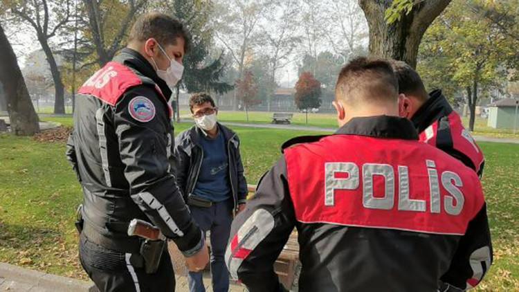 'Kurallardan haberim yok' dedi, sigara cezasından kaçamadı
