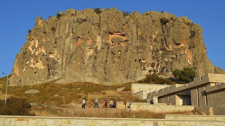 Frigya'da tarihi eserlerin üzerine yazılan yazılar siliniyor