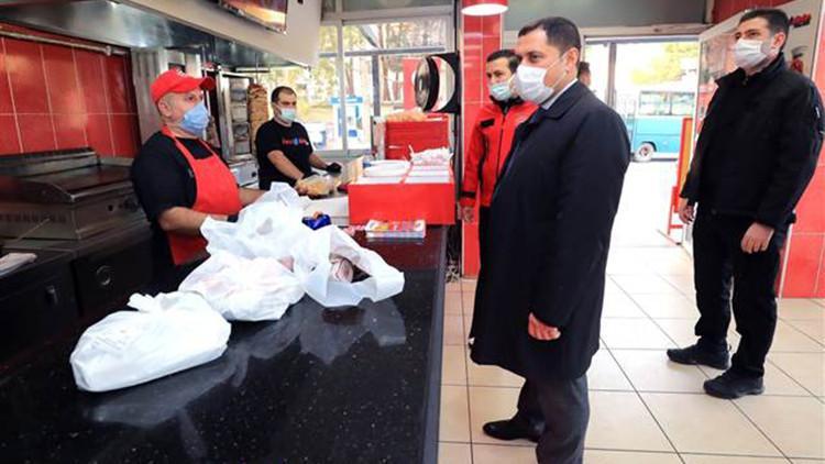 Amasya Valisi Masatlı, vatandaşları maske takmaları için tek tek uyardı