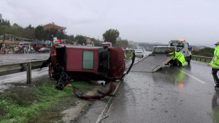 Büyükçekmece'de takla atan otomobilden 2 çocuk yara almadan kurtuldu