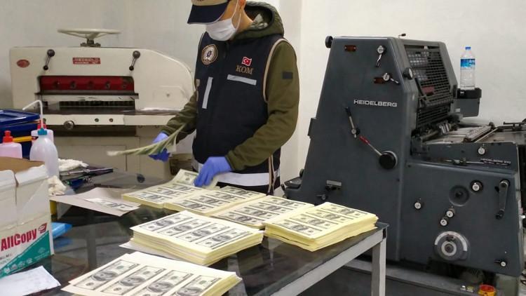 Kocaeli'de piyasaya 1,5 milyon dolar sahte para sürmeye çalışan kalpazanlar yakalandı