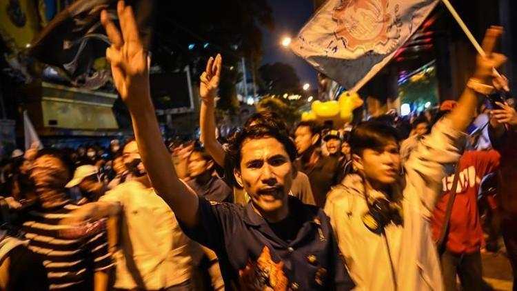 Tayland'da protestocuların talep ettiği anayasal reform tasarıları mecliste onaylandı