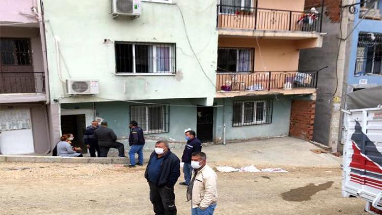 Birinci kattaki evinde çıkan yangında balkondan atlayan kadın yaralandı