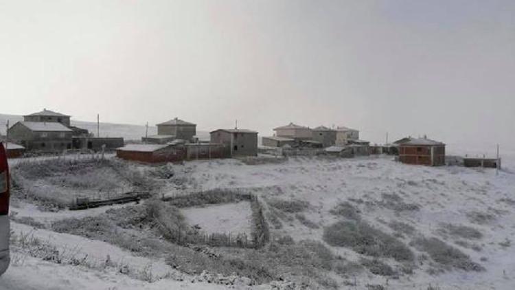 Tokat'ın Halaçlı köyünde mevsimin ilk karı