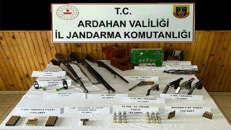 Evini silah atölyesine çevirmiş
