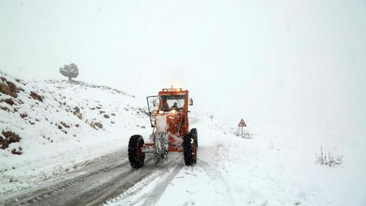Tunceli'ye mevsimin ilk karı yağdı; 31 köy yolu ulaşıma kapandı