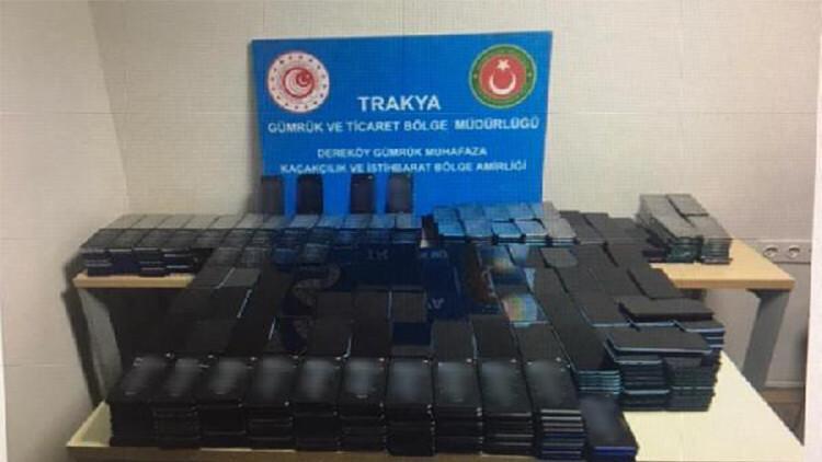 Bulgaristan'dan gelen minibüse gizlenmiş 1117 cep telefonu ele geçirildi
