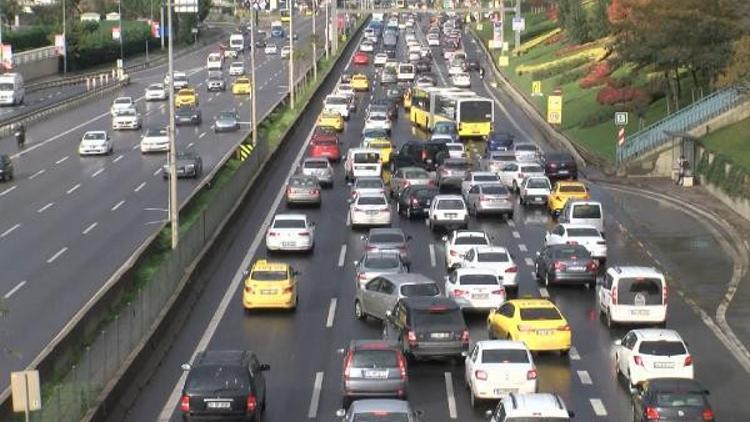 Sokağa çıkma kısıtlaması bitti! Ataşehir'de D-100'de trafik yoğunluğu oluştu