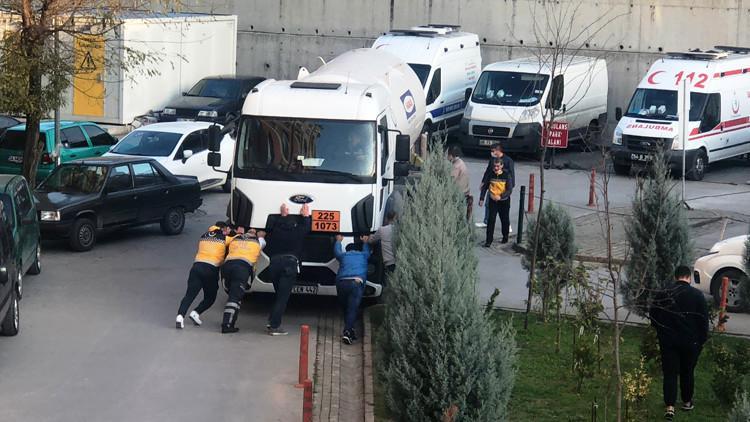Sağlık çalışanları, arızalanan tankeri itti
