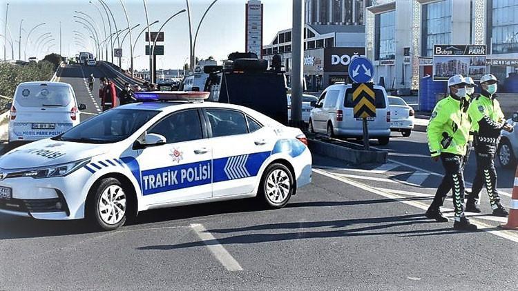 Motosiklet, çöp kamyonuna çarptı! Feci şekilde can verdiler...