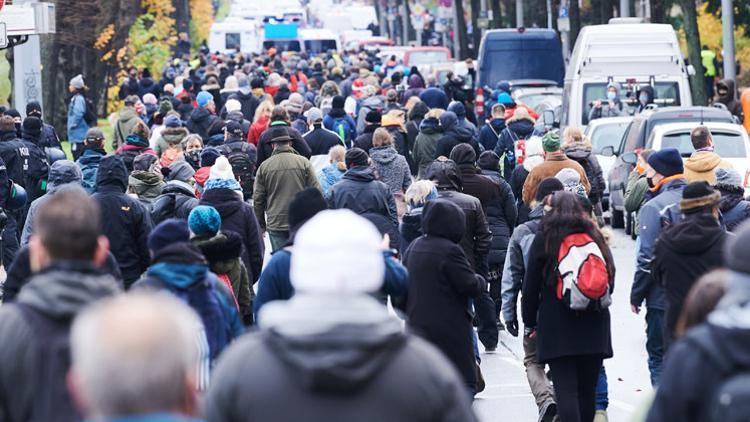 Berlin karıştı: Onlar önlemleri, karşıtlar da onları protesto etti