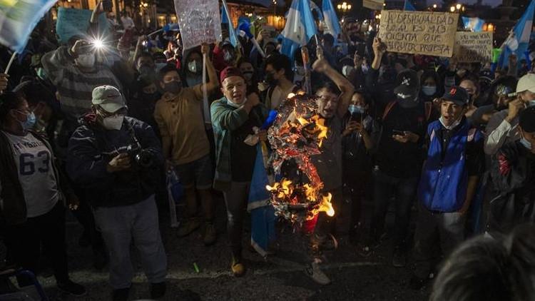 Guatemala'da bütçeyi protesto eden göstericiler Kongre'de yangın çıkardı