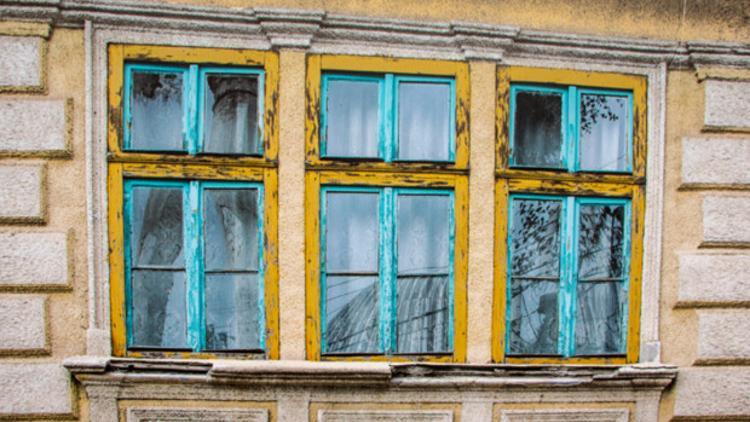 Prizren'in yıkılan evlerinin kapı ve pencereleri sergide buluştu