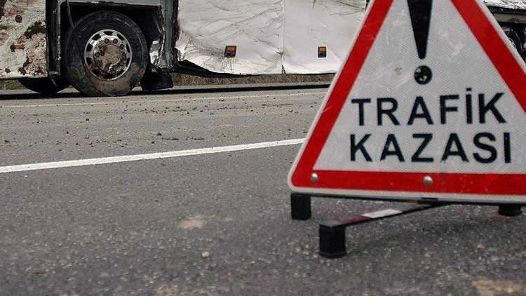 Adana'da tır ile kamyon çarpıştı: 2 yaralı
