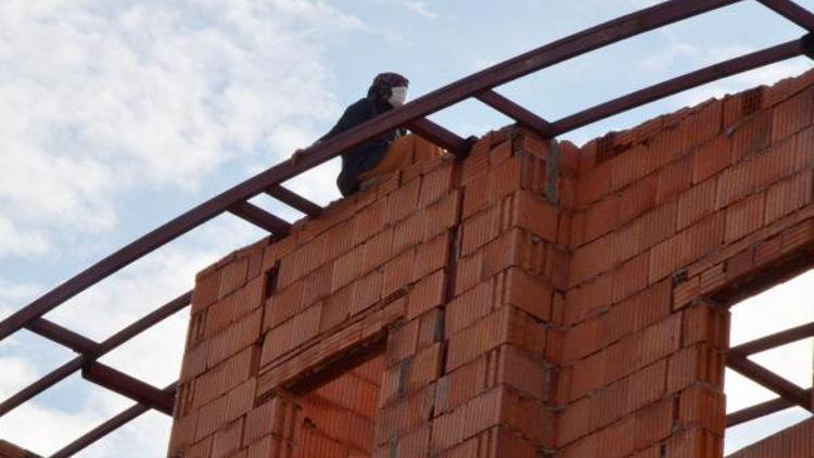 Daireleri gezme bahanesiyle girdiği inşaatın çatısında intihara kalkıştı