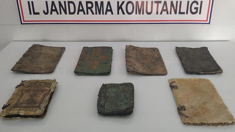 Son dakika haberler: İzmit'te 7 adet ceylan derisine yazılı Tevrat ve İncil ele geçirildi