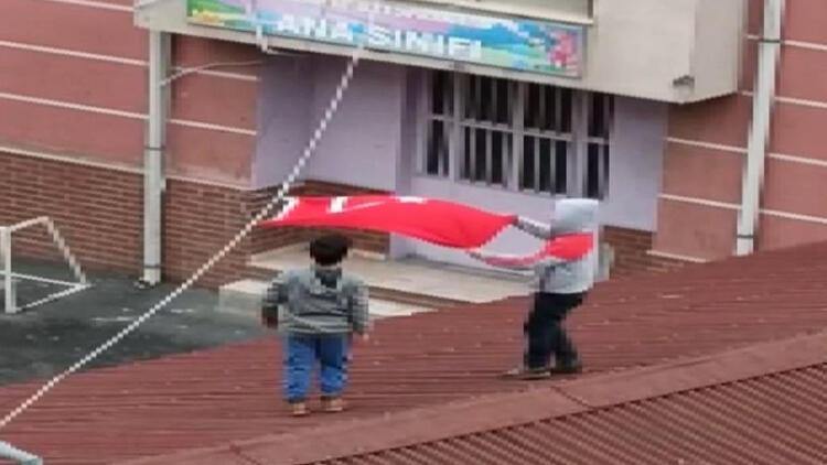 İstanbulda iki küçük çocuğun bayrak sevgisi kamerada