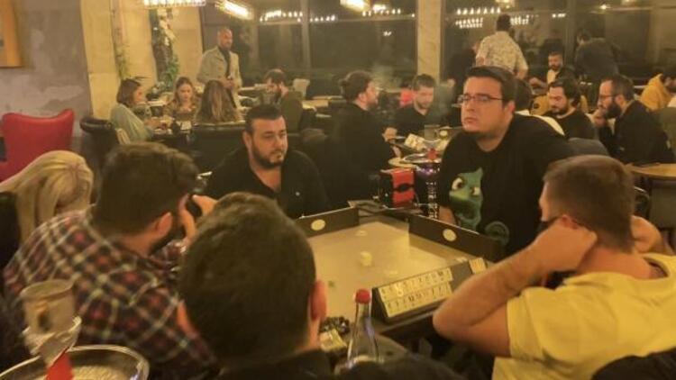 İstanbulda kafede skandal görüntüler Kısıtlamaya rağmen...