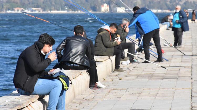 İzmir sahilinde koronavirüs önlemleri unutuldu
