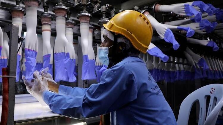 Malezya’da eldiven üreten fabrikadaki 2 bin 500 işçi koronaya yakalandı