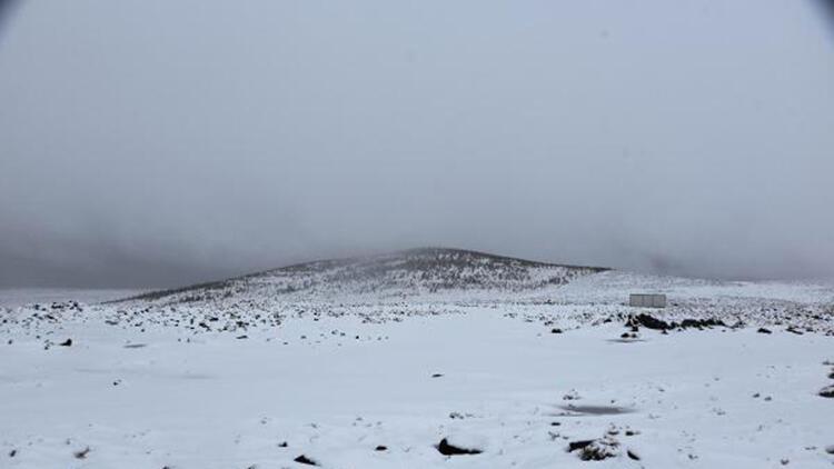 Siverek’te kar yağışının ardından Karacadağ beyaza büründü