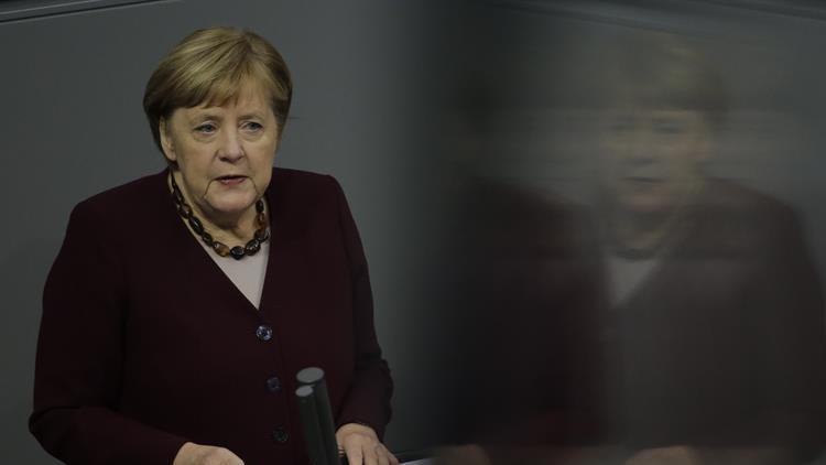 Merkel koronavirüs yasaklarını savundu, aşı için tarih verdi