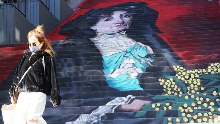 Beyoğlunda Mimozalı Kadın eserinin resmedildiği merdiven kullanıma açıldı
